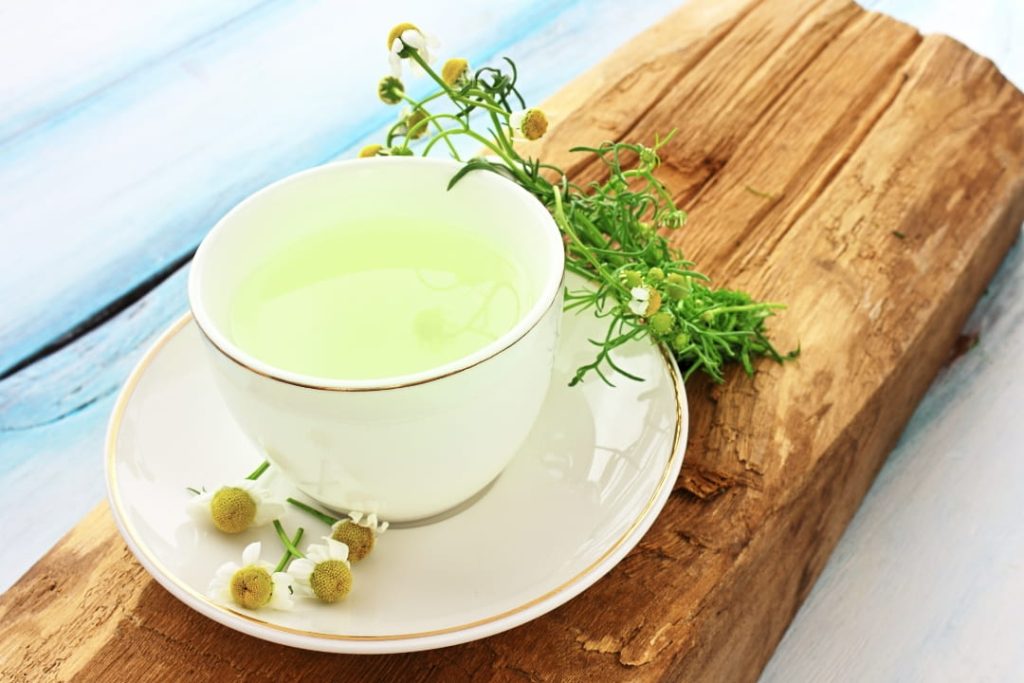 Preparación de una infusión de manzanilla para aliviar síntomas alérgicos.