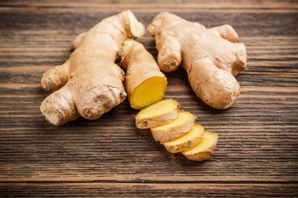 Raíz de jengibre fresca, usada en infusiones para alergias.