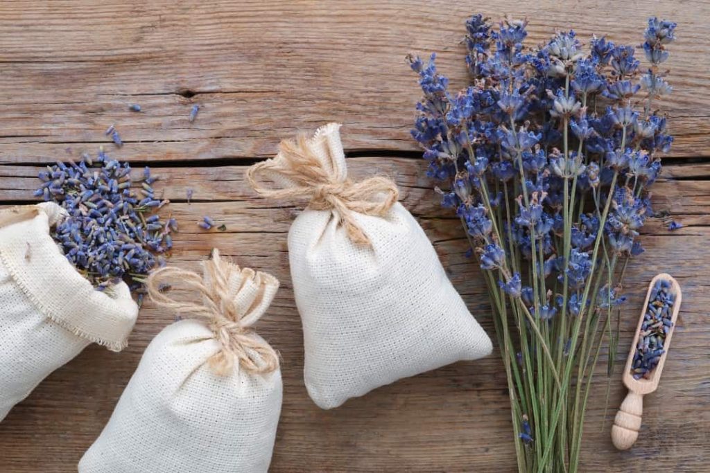 Saquito de lavanda aromática sobre una almohada de lino blanco